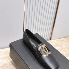 CHANEL 香奈儿 26vs早秋专柜最新时装单鞋系列……【大金属扣方头平底单鞋】香奈儿女士钟爱简约又难 CHANEL 香奈儿 26vs早秋专柜最新时装单鞋系列……【大金属扣方头平底单鞋】香奈儿女士钟爱简约又难