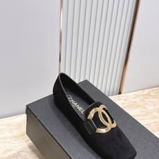 CHANEL 香奈儿 26vs早秋专柜最新时装单鞋系列……【大金属扣方头平底单鞋】香奈儿女士钟爱简约又难 CHANEL 香奈儿 26vs早秋专柜最新时装单鞋系列……【大金属扣方头平底单鞋】香奈儿女士钟爱简约又难