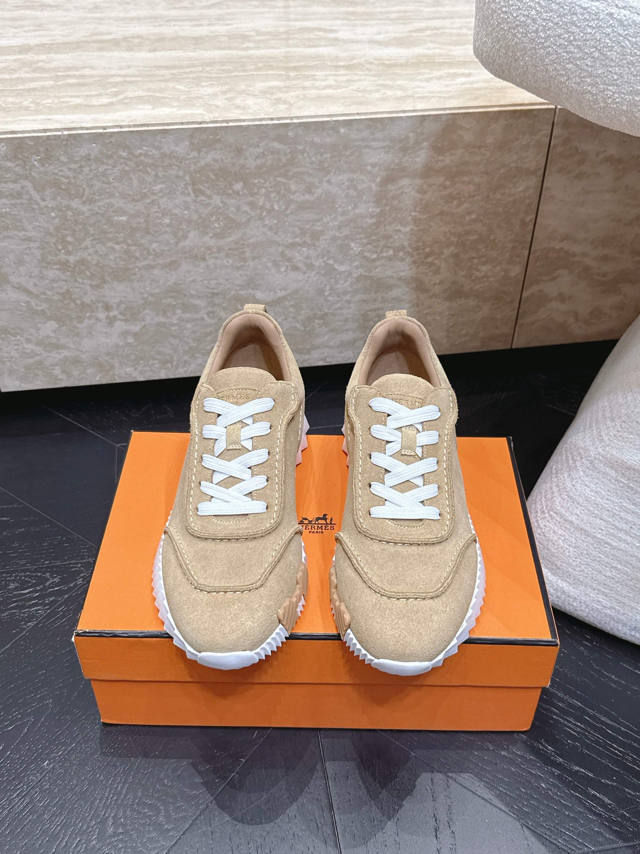 NO:906319,Female Male P Hermes 2026 new thick-soled casual sports shoes moral training shoes for couples. The craftsmanship is exquisite, and it is new at the counter at the same time. Every detail of the shoes is specially thought out, quite eye-catching, and the elegant splicing elements highlight the good temperament!  Super comfortable on the feet. The classic version has been upgraded with exquisite color matching, adding a casual atmosphere, and exquisite lines, which can better reflect the family-style design language. Interspersed with exquisite lines, it perfectly fits the foot shape, naturally outlines the fashionable outline, achieves a visual impact, and fully interprets a different sports style!  The fabric is made of cowhide and mixed sheepskin for the foot pads, which are comfortable on the feet. The rubber outsole is non-slip and wear-resistant!  Size 35-45, casual shoes/sports shoes, hermes, hermes, sneakers, cowhide, sheepskin19860909女 男P  Hermes 爱马仕 2026 新款厚底休闲运动鞋德训鞋 情侣款 工艺极致,同步专柜上新.鞋子的每一个细节都特别用心,相当惹眼,雅致的拼接元素,凸显不俗的气质！ 上脚超级舒适. 经典版型升级 精致配色,增添休闲的气息,精致的线条,无形之中能够更好体现出家族式的设计语言,穿插精致的线条 完美契合脚型,自然的勾勒出时尚的轮廓,达到视觉上的冲击效果,充分演绎不一样的运动风格！ 面料牛皮 拼接 垫脚混种羊皮,脚感舒适,橡胶大底,防滑耐磨！码数35-45,休闲鞋/运动鞋,hermes,hermes,sneakers,cowhide,sheepskin,Women's Shoes