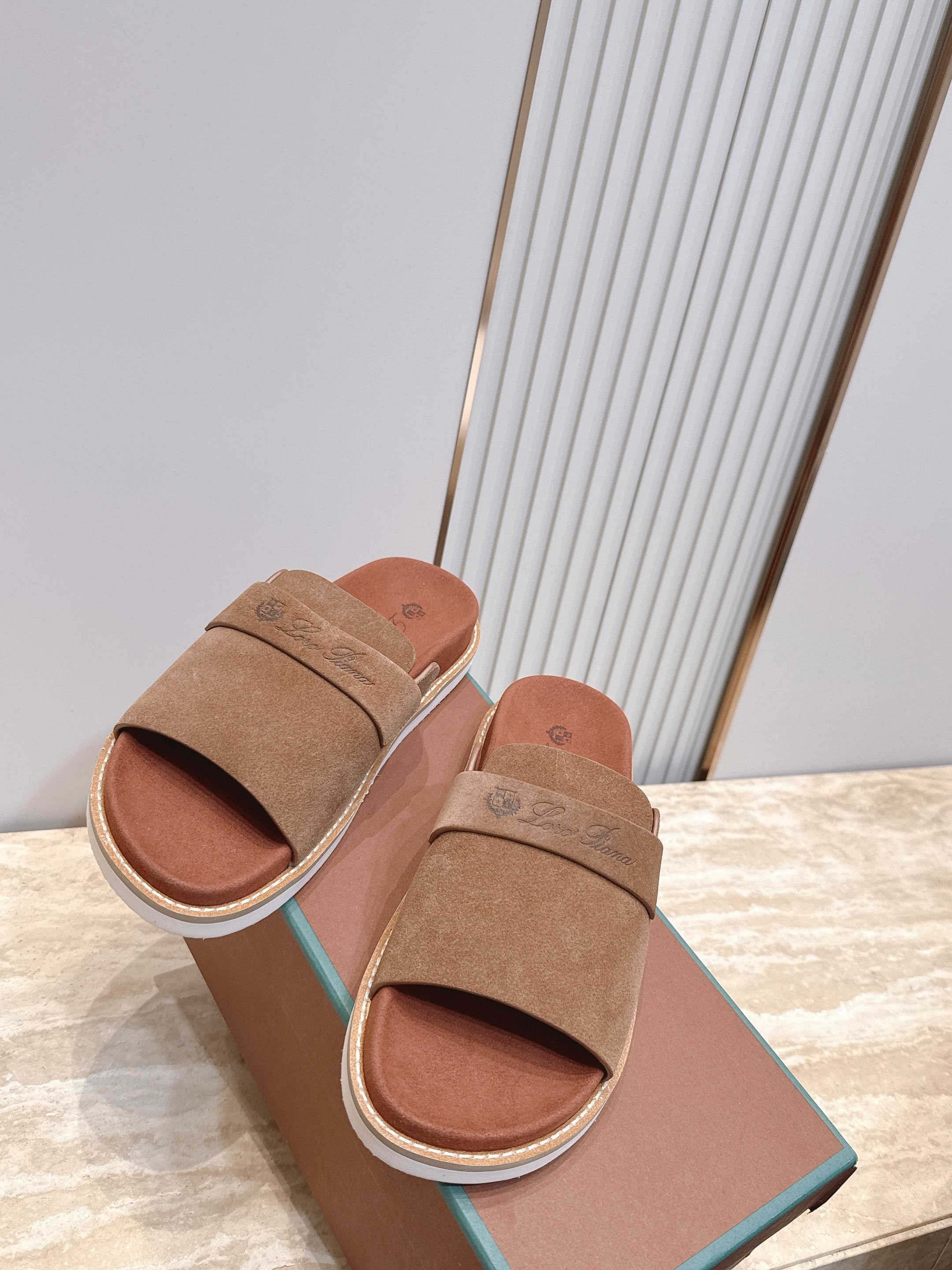 顶版 Brunello Cucinelli BC男士休闲男凉拖鞋饭列｜此款凉拖鞋鞋面料采用意大利进口高丝