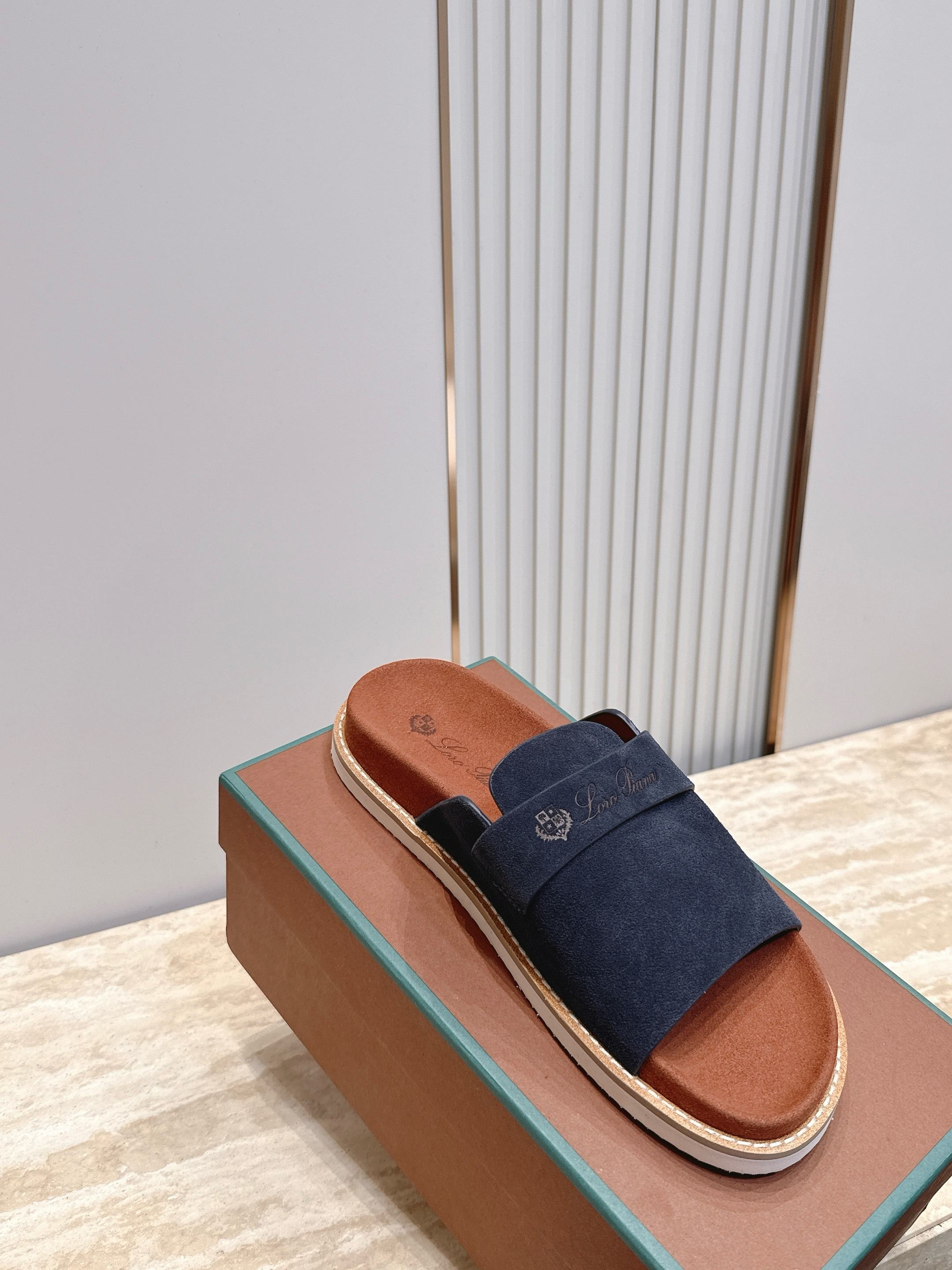 顶版 Brunello Cucinelli BC男士休闲男凉拖鞋饭列｜此款凉拖鞋鞋面料采用意大利进口高丝