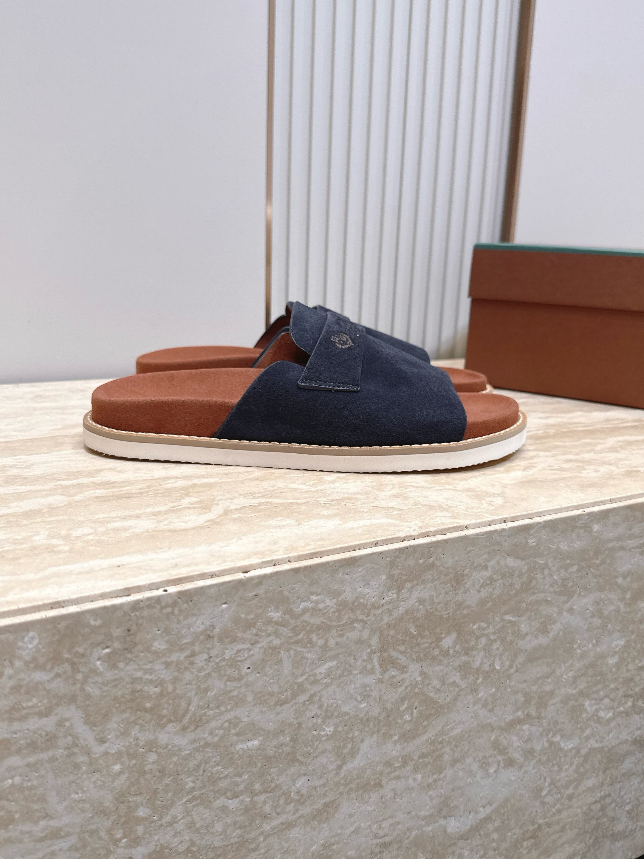 顶版 Brunello Cucinelli BC男士休闲男凉拖鞋饭列｜此款凉拖鞋鞋面料采用意大利进口高丝