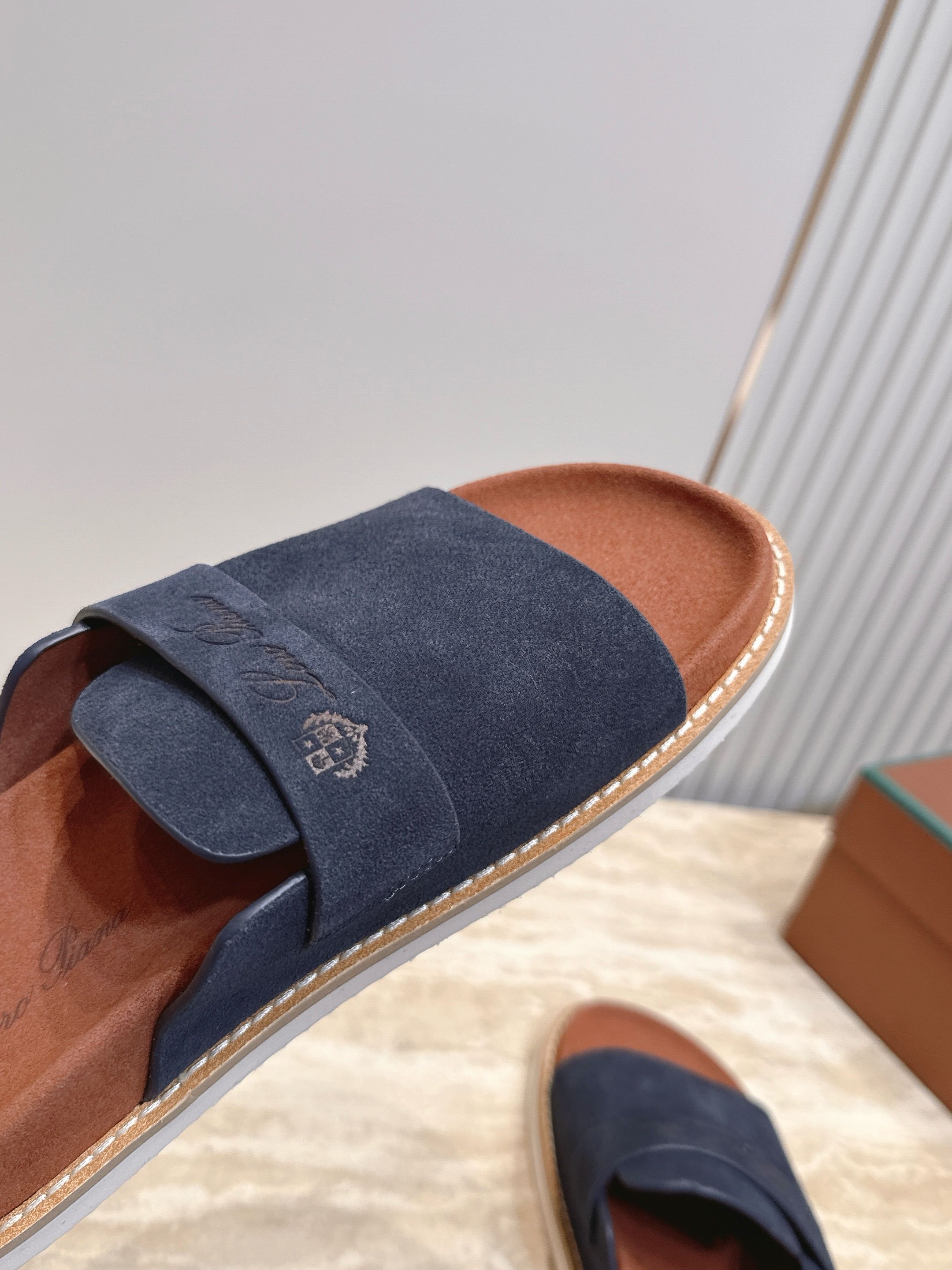 顶版 Brunello Cucinelli BC男士休闲男凉拖鞋饭列｜此款凉拖鞋鞋面料采用意大利进口高丝