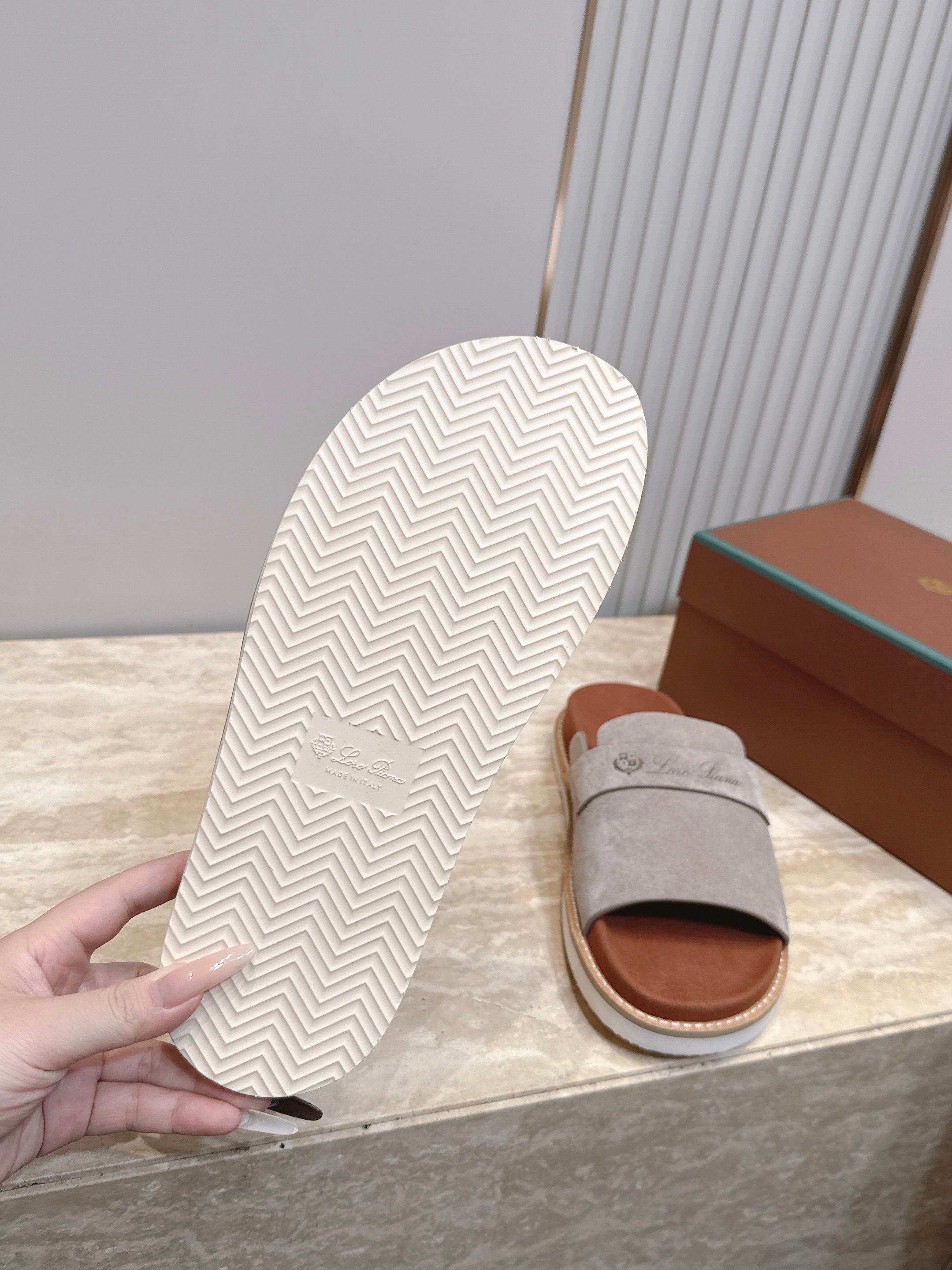 顶版 Brunello Cucinelli BC男士休闲男凉拖鞋饭列｜此款凉拖鞋鞋面料采用意大利进口高丝