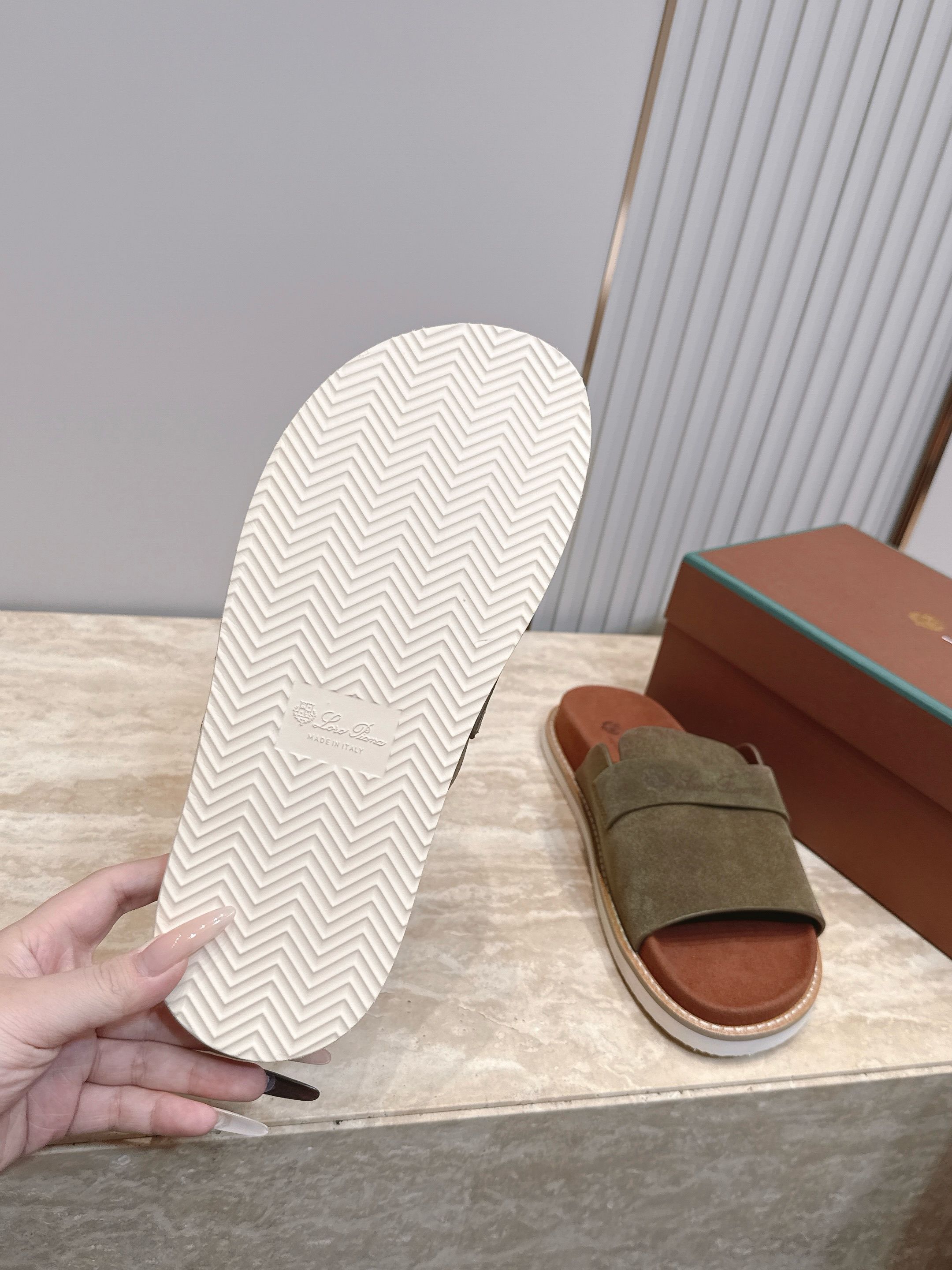 顶版 Brunello Cucinelli BC男士休闲男凉拖鞋饭列｜此款凉拖鞋鞋面料采用意大利进口高丝