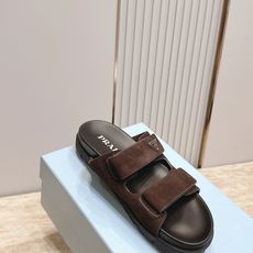 情侣款 PRADA/普拉达 新款 博肯凉拖鞋融合摩登风范与经典设计,采用光滑小牛皮和绒面牛皮革鞋面,鞋 情侣款 PRADA/普拉达 新款 博肯凉拖鞋融合摩登风范与经典设计,采用光滑小牛皮和绒面牛皮革鞋面,鞋