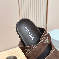 情侣款 PRADA/普拉达 新款 博肯凉拖鞋融合摩登风范与经典设计,采用光滑小牛皮和绒面牛皮革鞋面,鞋 情侣款 PRADA/普拉达 新款 博肯凉拖鞋融合摩登风范与经典设计,采用光滑小牛皮和绒面牛皮革鞋面,鞋