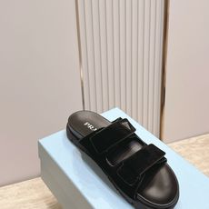 情侣款 PRADA/普拉达 新款 博肯凉拖鞋融合摩登风范与经典设计,采用光滑小牛皮和绒面牛皮革鞋面,鞋 情侣款 PRADA/普拉达 新款 博肯凉拖鞋融合摩登风范与经典设计,采用光滑小牛皮和绒面牛皮革鞋面,鞋