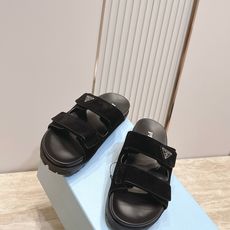 情侣款 PRADA/普拉达 新款 博肯凉拖鞋融合摩登风范与经典设计,采用光滑小牛皮和绒面牛皮革鞋面,鞋 情侣款 PRADA/普拉达 新款 博肯凉拖鞋融合摩登风范与经典设计,采用光滑小牛皮和绒面牛皮革鞋面,鞋
