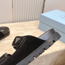 情侣款 PRADA/普拉达 新款 博肯凉拖鞋融合摩登风范与经典设计,采用光滑小牛皮和绒面牛皮革鞋面,鞋 情侣款 PRADA/普拉达 新款 博肯凉拖鞋融合摩登风范与经典设计,采用光滑小牛皮和绒面牛皮革鞋面,鞋