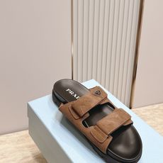 情侣款 PRADA/普拉达 新款 博肯凉拖鞋融合摩登风范与经典设计,采用光滑小牛皮和绒面牛皮革鞋面,鞋 情侣款 PRADA/普拉达 新款 博肯凉拖鞋融合摩登风范与经典设计,采用光滑小牛皮和绒面牛皮革鞋面,鞋