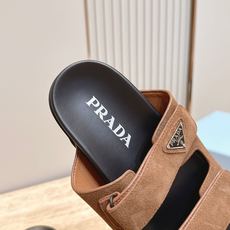 情侣款 PRADA/普拉达 新款 博肯凉拖鞋融合摩登风范与经典设计,采用光滑小牛皮和绒面牛皮革鞋面,鞋 情侣款 PRADA/普拉达 新款 博肯凉拖鞋融合摩登风范与经典设计,采用光滑小牛皮和绒面牛皮革鞋面,鞋
