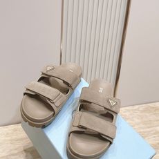 情侣款 PRADA/普拉达 新款 博肯凉拖鞋融合摩登风范与经典设计,采用光滑小牛皮和绒面牛皮革鞋面,鞋 情侣款 PRADA/普拉达 新款 博肯凉拖鞋融合摩登风范与经典设计,采用光滑小牛皮和绒面牛皮革鞋面,鞋