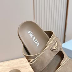 情侣款 PRADA/普拉达 新款 博肯凉拖鞋融合摩登风范与经典设计,采用光滑小牛皮和绒面牛皮革鞋面,鞋 情侣款 PRADA/普拉达 新款 博肯凉拖鞋融合摩登风范与经典设计,采用光滑小牛皮和绒面牛皮革鞋面,鞋