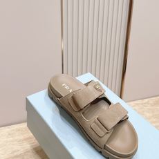 情侣款 PRADA/普拉达 新款 博肯凉拖鞋融合摩登风范与经典设计,采用光滑小牛皮和绒面牛皮革鞋面,鞋 情侣款 PRADA/普拉达 新款 博肯凉拖鞋融合摩登风范与经典设计,采用光滑小牛皮和绒面牛皮革鞋面,鞋