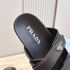 情侣款 PRADA/普拉达 新款 博肯凉拖鞋融合摩登风范与经典设计,采用光滑小牛皮和绒面牛皮革鞋面,鞋 情侣款 PRADA/普拉达 新款 博肯凉拖鞋融合摩登风范与经典设计,采用光滑小牛皮和绒面牛皮革鞋面,鞋