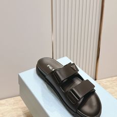 情侣款 PRADA/普拉达 新款 博肯凉拖鞋融合摩登风范与经典设计,采用光滑小牛皮和绒面牛皮革鞋面,鞋 情侣款 PRADA/普拉达 新款 博肯凉拖鞋融合摩登风范与经典设计,采用光滑小牛皮和绒面牛皮革鞋面,鞋
