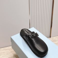 情侣款 PRADA/普拉达 新款 包头博肯 拖鞋融合摩登风范与经典设计,采用光滑小牛皮和绒面牛皮革鞋面 情侣款 PRADA/普拉达 新款 包头博肯 拖鞋融合摩登风范与经典设计,采用光滑小牛皮和绒面牛皮革鞋面