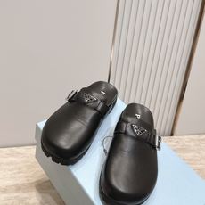 情侣款 PRADA/普拉达 新款 包头博肯 拖鞋融合摩登风范与经典设计,采用光滑小牛皮和绒面牛皮革鞋面 情侣款 PRADA/普拉达 新款 包头博肯 拖鞋融合摩登风范与经典设计,采用光滑小牛皮和绒面牛皮革鞋面