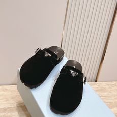 情侣款 PRADA/普拉达 新款 包头博肯 拖鞋融合摩登风范与经典设计,采用光滑小牛皮和绒面牛皮革鞋面 情侣款 PRADA/普拉达 新款 包头博肯 拖鞋融合摩登风范与经典设计,采用光滑小牛皮和绒面牛皮革鞋面