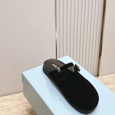 情侣款 PRADA/普拉达 新款 包头博肯 拖鞋融合摩登风范与经典设计,采用光滑小牛皮和绒面牛皮革鞋面 情侣款 PRADA/普拉达 新款 包头博肯 拖鞋融合摩登风范与经典设计,采用光滑小牛皮和绒面牛皮革鞋面