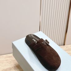 情侣款 PRADA/普拉达 新款 包头博肯 拖鞋融合摩登风范与经典设计,采用光滑小牛皮和绒面牛皮革鞋面 情侣款 PRADA/普拉达 新款 包头博肯 拖鞋融合摩登风范与经典设计,采用光滑小牛皮和绒面牛皮革鞋面