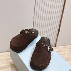情侣款 PRADA/普拉达 新款 包头博肯 拖鞋融合摩登风范与经典设计,采用光滑小牛皮和绒面牛皮革鞋面 情侣款 PRADA/普拉达 新款 包头博肯 拖鞋融合摩登风范与经典设计,采用光滑小牛皮和绒面牛皮革鞋面