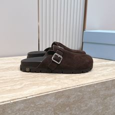情侣款 PRADA/普拉达 新款 包头博肯 拖鞋融合摩登风范与经典设计,采用光滑小牛皮和绒面牛皮革鞋面 情侣款 PRADA/普拉达 新款 包头博肯 拖鞋融合摩登风范与经典设计,采用光滑小牛皮和绒面牛皮革鞋面
