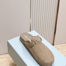 情侣款 PRADA/普拉达 新款 包头博肯 拖鞋融合摩登风范与经典设计,采用光滑小牛皮和绒面牛皮革鞋面 情侣款 PRADA/普拉达 新款 包头博肯 拖鞋融合摩登风范与经典设计,采用光滑小牛皮和绒面牛皮革鞋面
