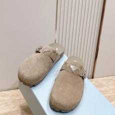 情侣款 PRADA/普拉达 新款 包头博肯 拖鞋融合摩登风范与经典设计,采用光滑小牛皮和绒面牛皮革鞋面 情侣款 PRADA/普拉达 新款 包头博肯 拖鞋融合摩登风范与经典设计,采用光滑小牛皮和绒面牛皮革鞋面