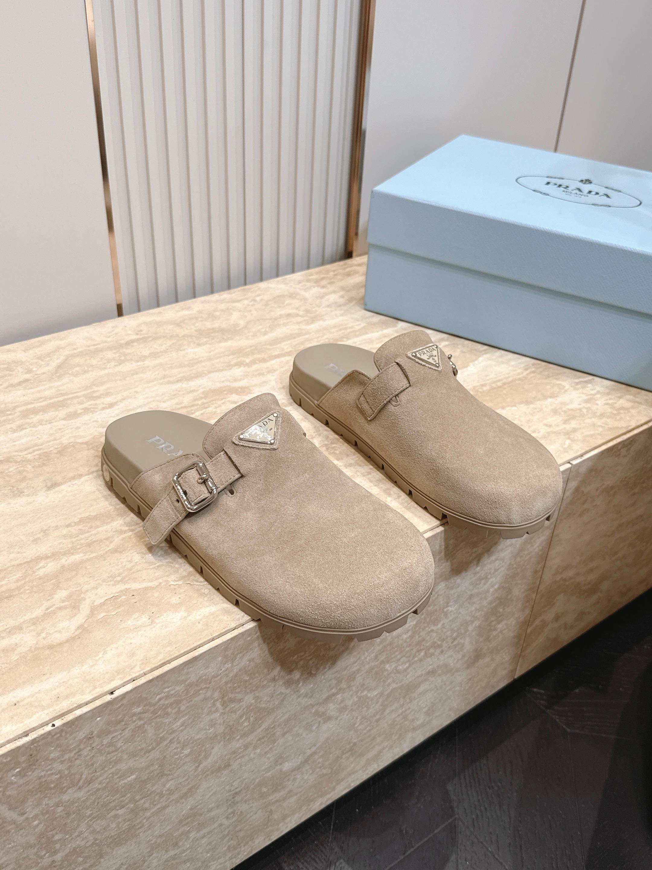 情侣款  PRADA/普拉达 新款 包头博肯 拖鞋融合摩登风范与经典设计，采用光滑小牛皮和绒面牛皮革鞋面
