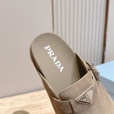 情侣款 PRADA/普拉达 新款 包头博肯 拖鞋融合摩登风范与经典设计,采用光滑小牛皮和绒面牛皮革鞋面 情侣款 PRADA/普拉达 新款 包头博肯 拖鞋融合摩登风范与经典设计,采用光滑小牛皮和绒面牛皮革鞋面