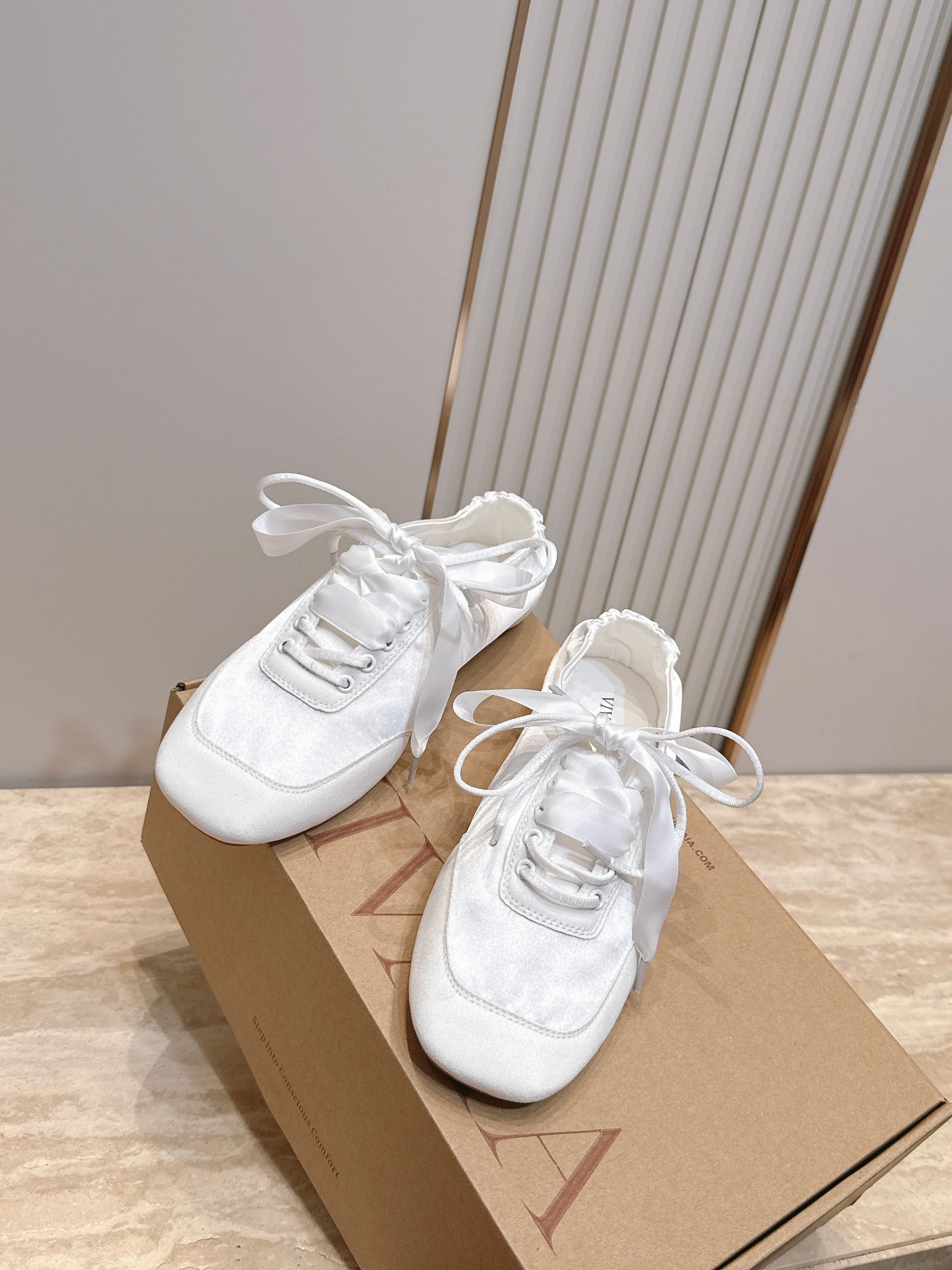 VIVAIA小众品牌精品最新款芭蕾舞鞋 超多明星网红种草 舒适、环保、时尚 为品牌核心的鞋履品牌Jenn