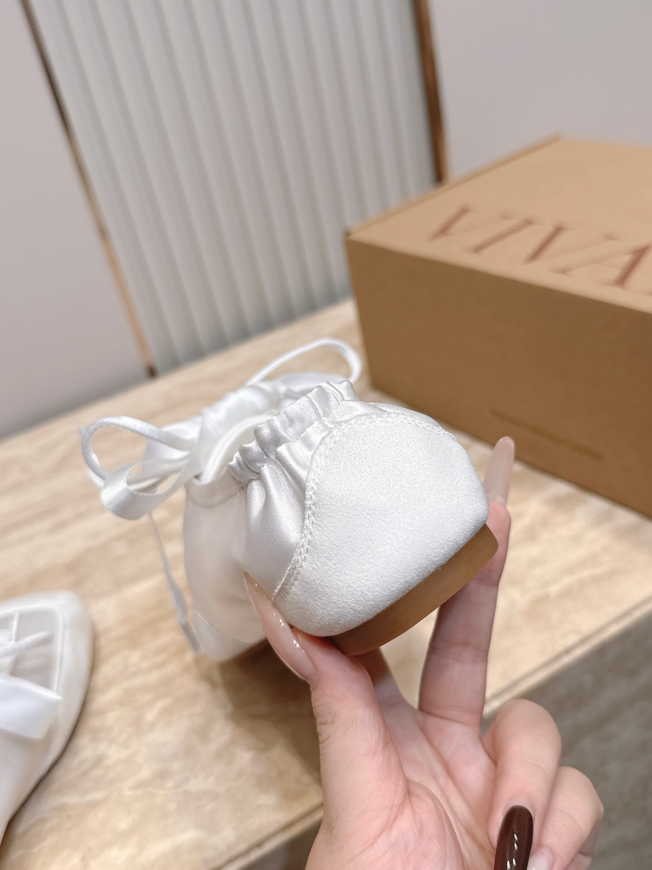 VIVAIA小众品牌精品最新款芭蕾舞鞋 超多明星网红种草 舒适、环保、时尚 为品牌核心的鞋履品牌Jenn