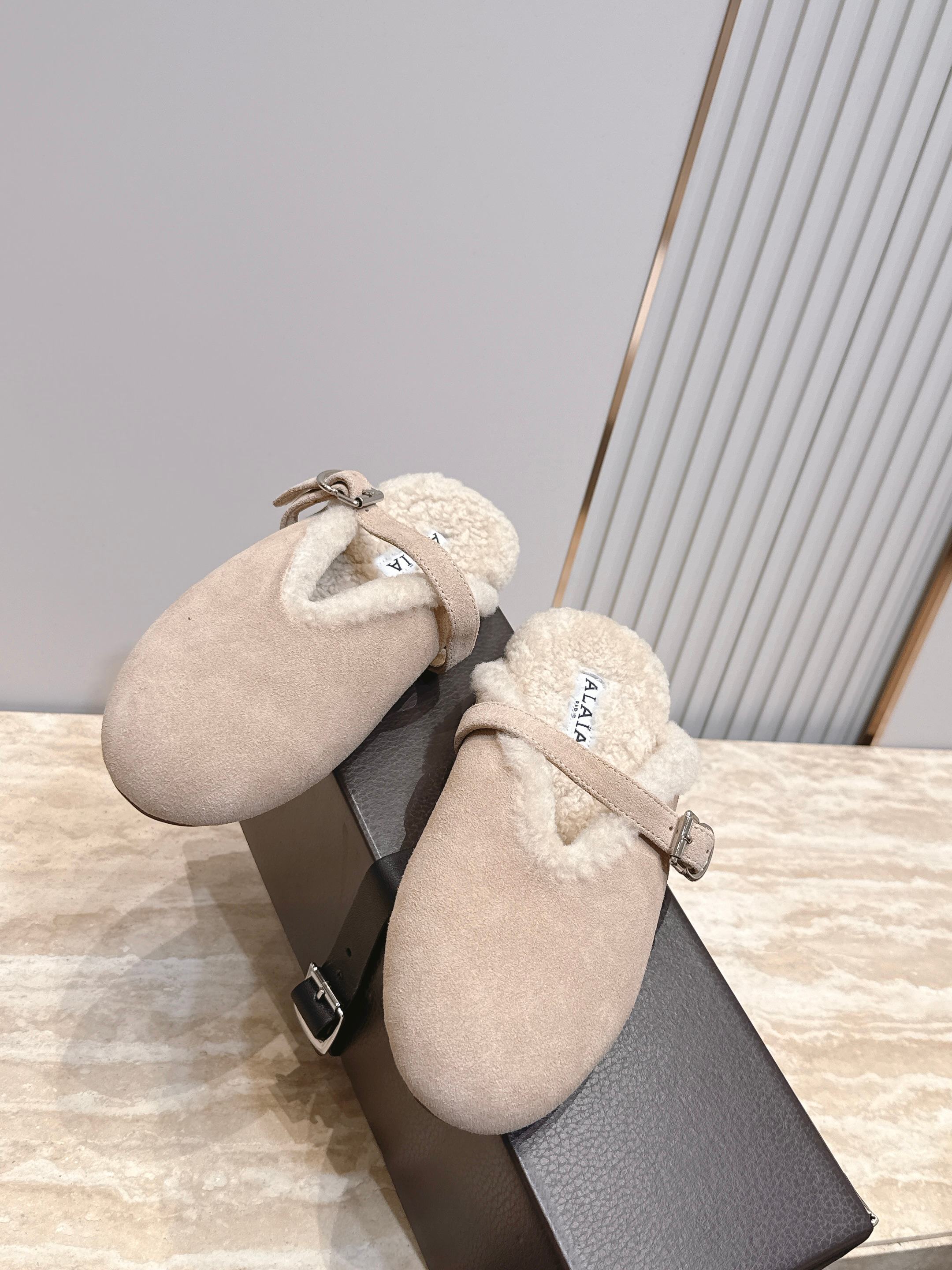 ALAIA/阿莱亚26 秋冬皮带扣复古包头半拖毛拖这双毛拖无疑是先锋美学与慵懒格调的惊艳融合。标志性的A