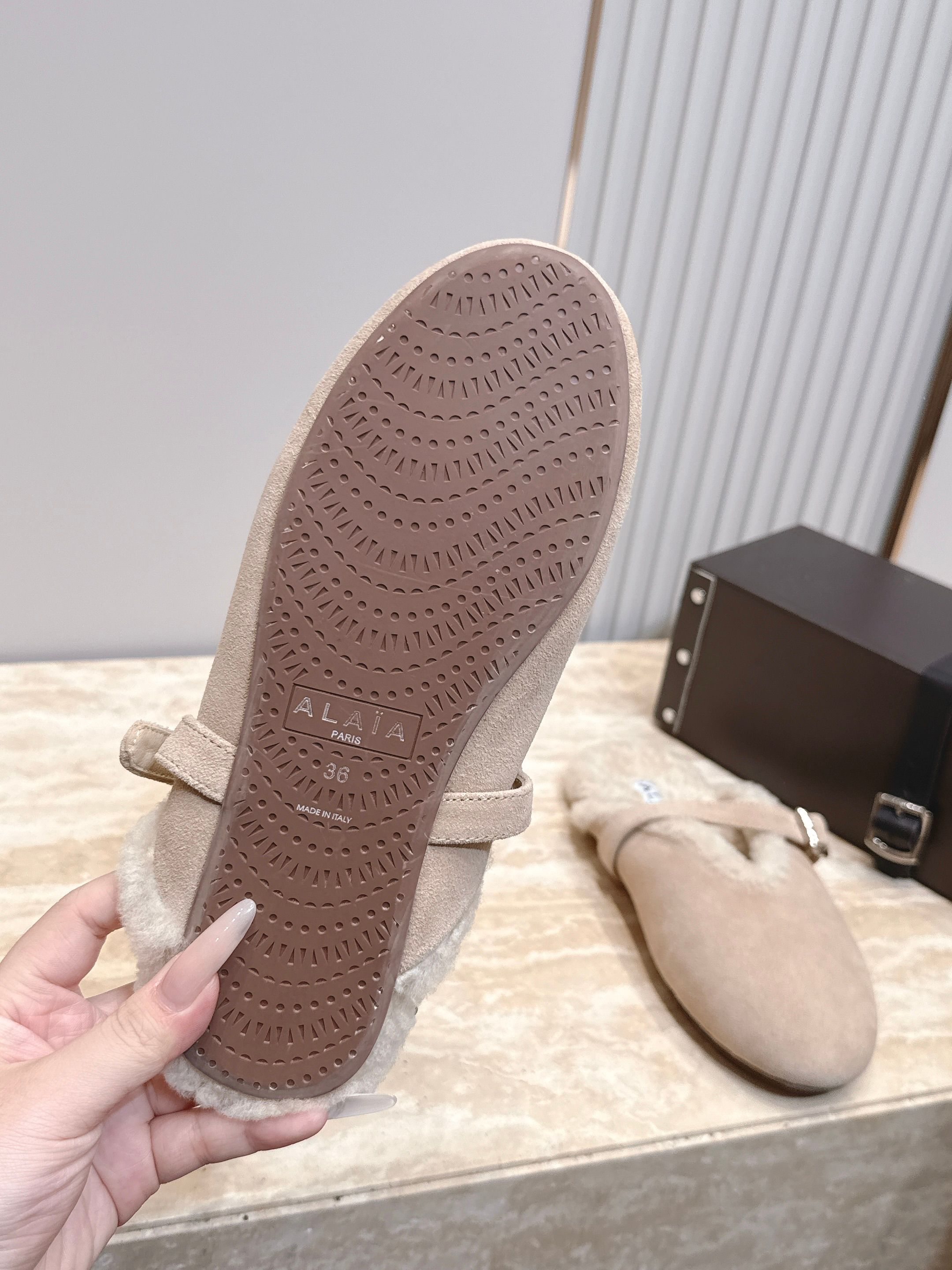 ALAIA/阿莱亚26 秋冬皮带扣复古包头半拖毛拖这双毛拖无疑是先锋美学与慵懒格调的惊艳融合。标志性的A