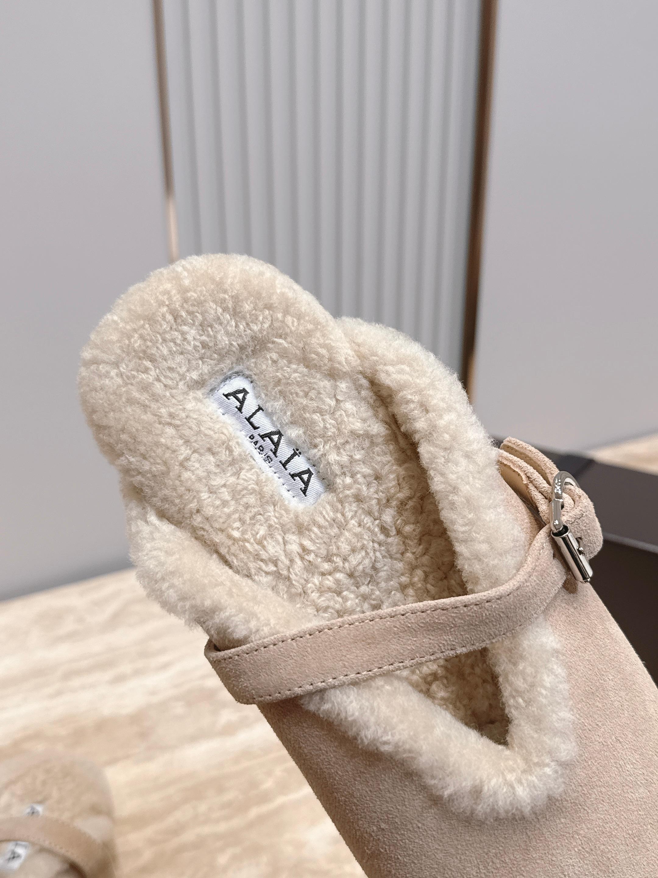 ALAIA/阿莱亚26 秋冬皮带扣复古包头半拖毛拖这双毛拖无疑是先锋美学与慵懒格调的惊艳融合。标志性的A