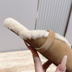ALAIA/阿莱亚26 秋冬皮带扣复古包头半拖毛拖这双毛拖无疑是先锋美学与慵懒格调的惊艳融合。标志性的A ALAIA/阿莱亚26 秋冬皮带扣复古包头半拖毛拖这双毛拖无疑是先锋美学与慵懒格调的惊艳融合。标志性的A