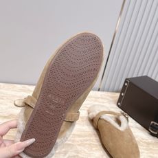 ALAIA/阿莱亚26 秋冬皮带扣复古包头半拖毛拖这双毛拖无疑是先锋美学与慵懒格调的惊艳融合。标志性的A ALAIA/阿莱亚26 秋冬皮带扣复古包头半拖毛拖这双毛拖无疑是先锋美学与慵懒格调的惊艳融合。标志性的A