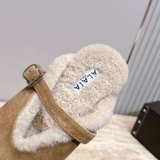 ALAIA/阿莱亚26 秋冬皮带扣复古包头半拖毛拖这双毛拖无疑是先锋美学与慵懒格调的惊艳融合。标志性的A ALAIA/阿莱亚26 秋冬皮带扣复古包头半拖毛拖这双毛拖无疑是先锋美学与慵懒格调的惊艳融合。标志性的A