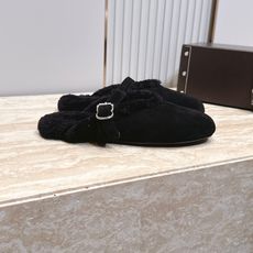 ALAIA/阿莱亚26 秋冬皮带扣复古包头半拖毛拖这双毛拖无疑是先锋美学与慵懒格调的惊艳融合。标志性的A ALAIA/阿莱亚26 秋冬皮带扣复古包头半拖毛拖这双毛拖无疑是先锋美学与慵懒格调的惊艳融合。标志性的A