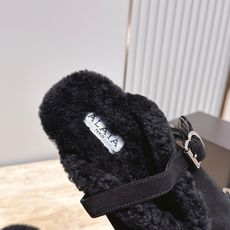 ALAIA/阿莱亚26 秋冬皮带扣复古包头半拖毛拖这双毛拖无疑是先锋美学与慵懒格调的惊艳融合。标志性的A ALAIA/阿莱亚26 秋冬皮带扣复古包头半拖毛拖这双毛拖无疑是先锋美学与慵懒格调的惊艳融合。标志性的A