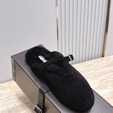 ALAIA/阿莱亚26 秋冬皮带扣复古包头半拖毛拖这双毛拖无疑是先锋美学与慵懒格调的惊艳融合。标志性的A ALAIA/阿莱亚26 秋冬皮带扣复古包头半拖毛拖这双毛拖无疑是先锋美学与慵懒格调的惊艳融合。标志性的A