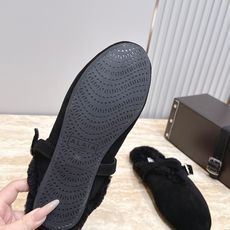 ALAIA/阿莱亚26 秋冬皮带扣复古包头半拖毛拖这双毛拖无疑是先锋美学与慵懒格调的惊艳融合。标志性的A ALAIA/阿莱亚26 秋冬皮带扣复古包头半拖毛拖这双毛拖无疑是先锋美学与慵懒格调的惊艳融合。标志性的A