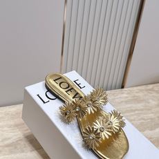 平底 罗意威 26ss夏季新款 水钻花朵 方头一字凉拖鞋 以利落的方头廓形开启夏日精致感 鞋面立体水钻花朵 中心点缀 平底 罗意威 26ss夏季新款 水钻花朵 方头一字凉拖鞋 以利落的方头廓形开启夏日精致感 鞋面立体水钻花朵 中心点缀