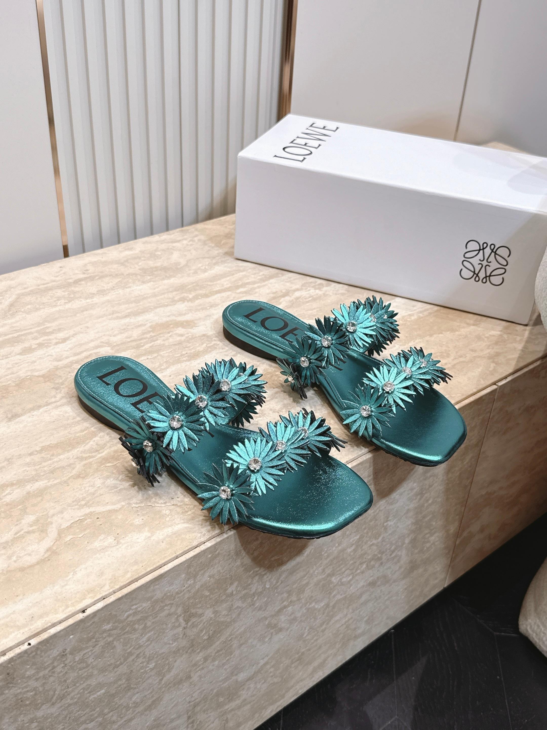 NO:926575,Flat bottom Loewe 26ss new summer style rhinestone flowers square toe one-line sandals. Start the summer sophistication with a neat square toe silhouette. Three-dimensional rhinestone flowers on the upper. The blue rhinestones embellished in the center are like fine starlight. Every step brings a smart luster. Gentle and dazzling. Suitable for different styles of wear. Comes with advanced soft light filter. Upper film/diamond. Lining sheepskin. Rubber outsole. Heel height 1cm.  Size 35-41 (40 and 41 are customized and non-returnable), slippers, loewe, slippers, sheepskin19860909平底 罗意威 26ss夏季新款 水钻花朵 方头一字凉拖鞋  以利落的方头廓形开启夏日精致感 鞋面立体水钻花朵 中心点缀的蓝调水钻如同细碎星光 每一步都带着灵动的光泽感 温柔又耀眼 适配不同风格的穿搭 自带高级柔光滤镜 鞋面胶片/钻 内里羊皮 橡胶大底 跟高1cm 码数35-41（40 41定做不退换）,拖鞋,loewe,slippers,sheepskin,Women's Shoes