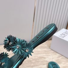 平底 罗意威 26ss夏季新款 水钻花朵 方头一字凉拖鞋 以利落的方头廓形开启夏日精致感 鞋面立体水钻花朵 中心点缀 平底 罗意威 26ss夏季新款 水钻花朵 方头一字凉拖鞋 以利落的方头廓形开启夏日精致感 鞋面立体水钻花朵 中心点缀