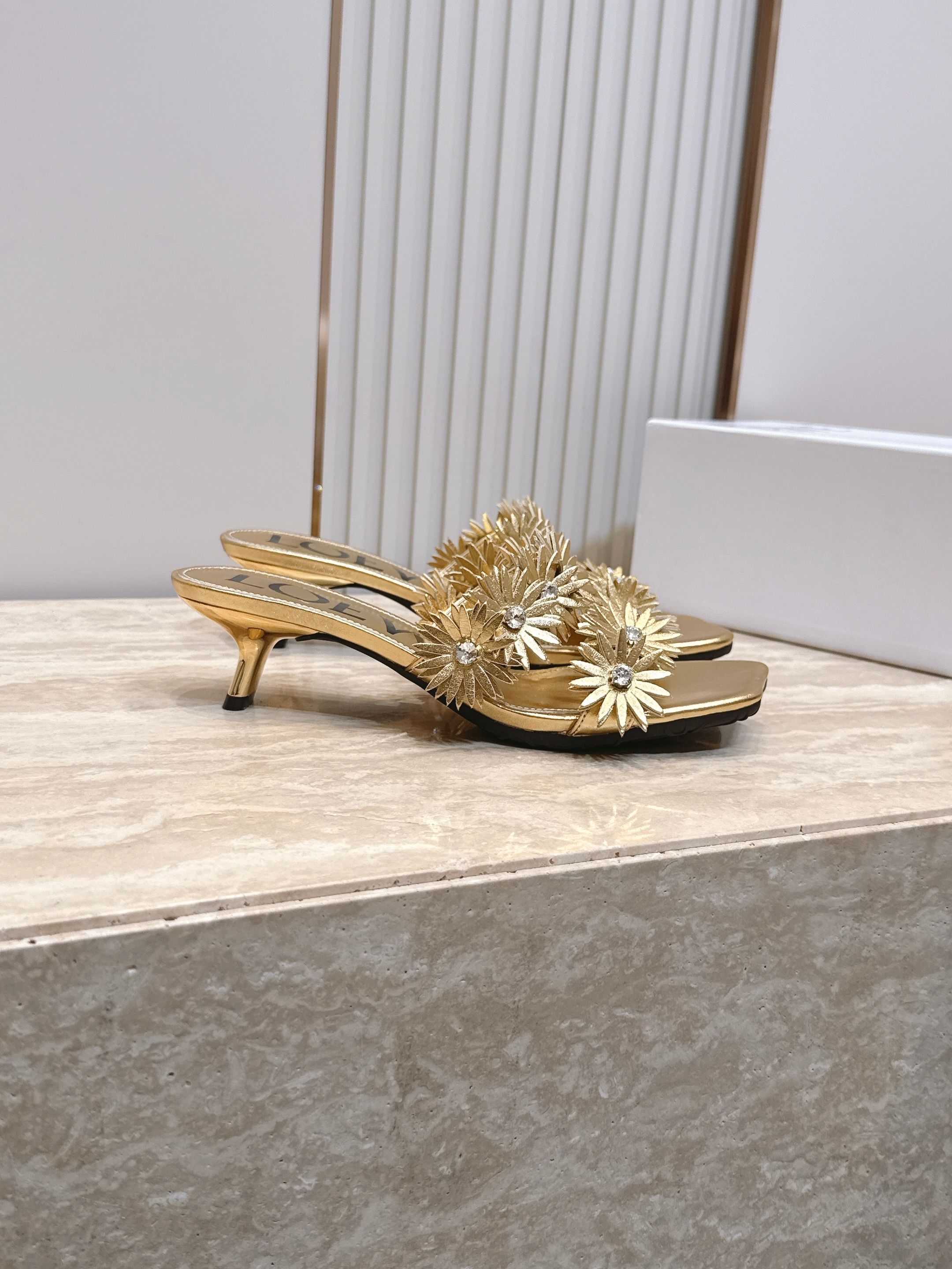 NO:926480,Mid-heeled Loewe 26ss new summer model, rhinestone flowers, square toe one-line sandals, open up the sophistication of summer with a neat square toe silhouette, three-dimensional rhinestone flowers on the upper, blue rhinestones embellished in the center like fine starlight, every step brings a smart luster, gentle and dazzling, suitable for different styles of wear. Comes with advanced soft light filter, upper leather flower/diamond, lining sheepskin, rubber outsole, heel height 5cm  Size 35-41 (40 and 41 are customized and non-returnable), slippers, loewe, slippers, sheepskin19860909中跟 罗意威 26ss夏季新款 水钻花朵 方头一字凉拖鞋  以利落的方头廓形开启夏日精致感 鞋面立体水钻花朵 中心点缀的蓝调水钻如同细碎星光 每一步都带着灵动的光泽感 温柔又耀眼 适配不同风格的穿搭 自带高级柔光滤镜 鞋面皮花朵/钻 内里羊皮 橡胶大底 跟高5cm 码数35-41（40 41定做不退换）,拖鞋,loewe,slippers,sheepskin,Women's Shoes