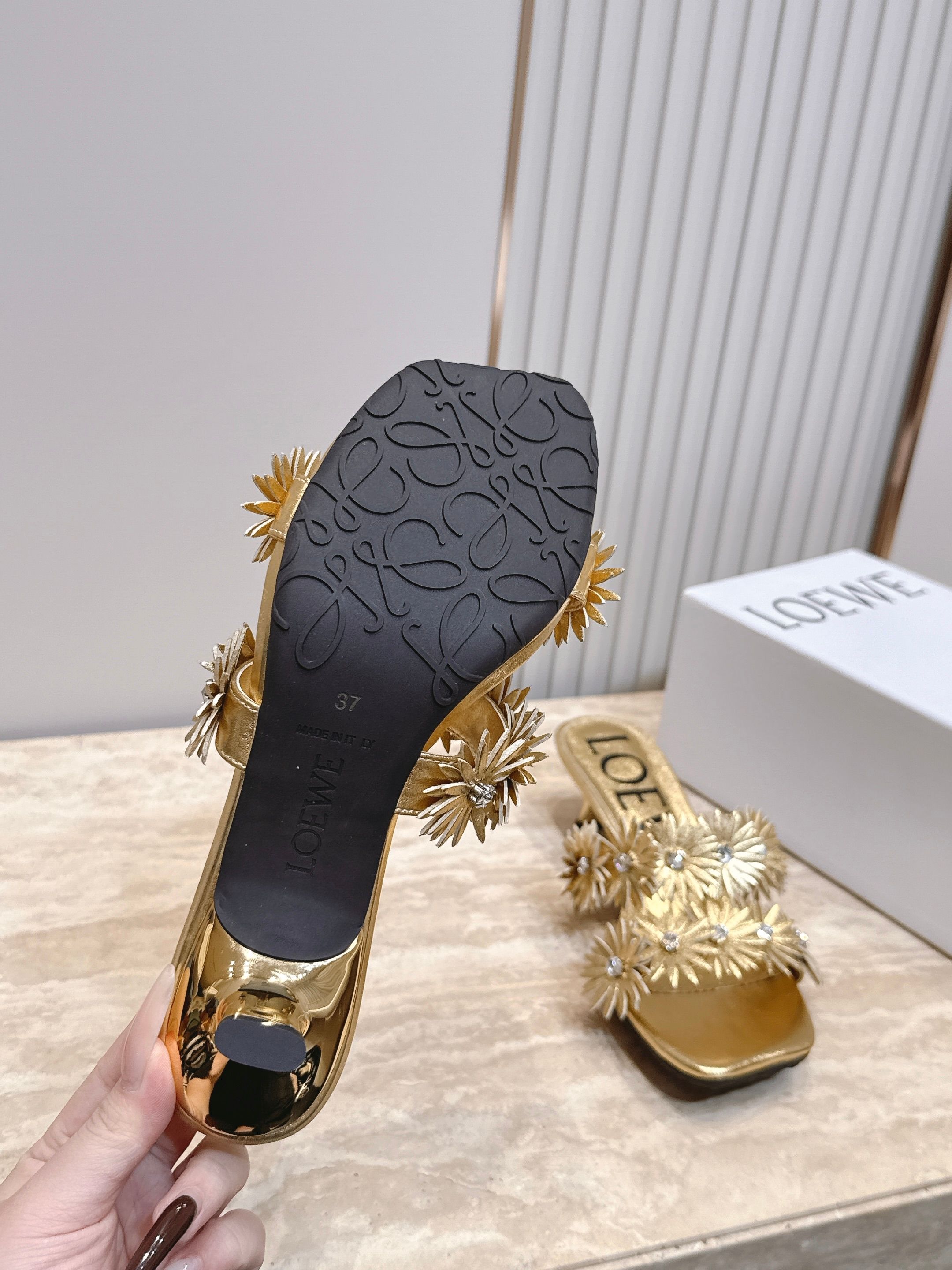 中跟 罗意威 26ss夏季新款 水钻花朵 方头一字凉拖鞋 以利落的方头廓形开启夏日精致感 鞋面立体水钻花朵 中心点缀 中跟 罗意威 26ss夏季新款 水钻花朵 方头一字凉拖鞋 以利落的方头廓形开启夏日精致感 鞋面立体水钻花朵 中心点缀