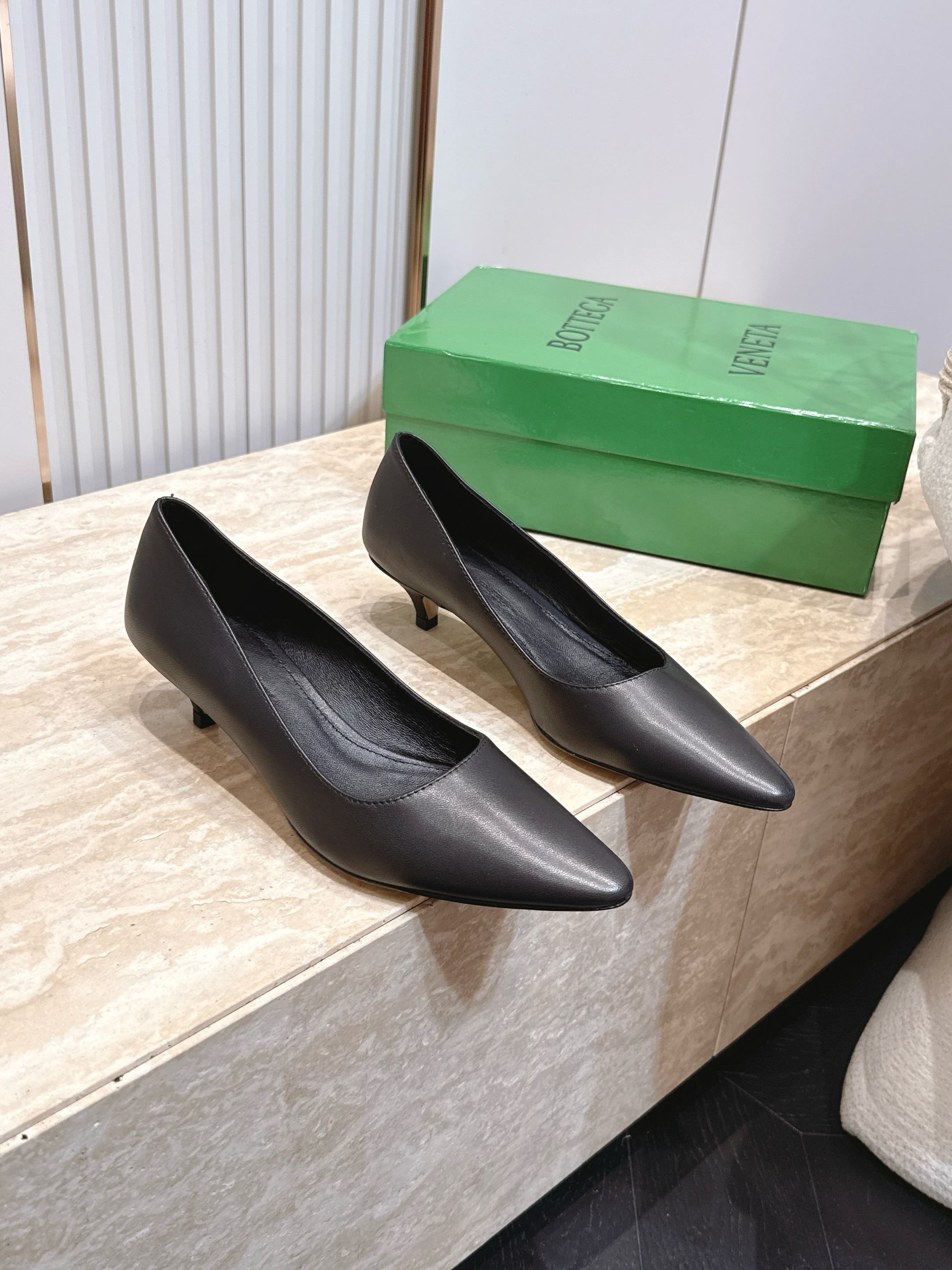NO:926556,BV 26vs the latest hot-selling pointed-toe cat-heeled shoes in early autumn. Lucky for you jelly lovers, there are many celebrities on Xiaohongjushu.com!  Super sexy on your feet!  So beautiful!  The upper of this shoe is super high-end!  High-end clothing fairy and girl, simple, fashionable and with a sense of design. Especially high, there is a non-slip rubber pad at the bottom of the heel so that you will not get tired after walking all day. It is practical and textured, especially suitable for office workers. It is soft and soft for water play, comfortable and leisurely... Fabric: Original customized sheepskin Lining: Original customized sheepskin Feet: Original customized sheepskin Outsole: Original customized genuine leather injection molded sole Heel height: 4cm Packaging: Original full set of packaging Code number:  35-39 (40.41.42. Customization is non-refundable) Color: Official website updated simultaneously, single shoes, Bottega Veneta, sheepskin19860909BV 26vs早秋最新爆款尖头猫跟单鞋  冻果控们有啦福,小红巨书网多红星明上身！脚上超性感！真太的了美！这款的鞋面超有高级感！高级穿着仙又女 简约时髦又有设计感 特别高是鞋跟底有部防滑胶垫走一天也不会累,用实有又质感,别特适合上一班族,软柔水玩,舒休适闲…… 面料: 原版定制羊皮 内里: 原版定制羊皮 垫脚: 原版定制羊皮 大底: 原版定制真皮注塑底 跟高: 4cm 包装: 原版全套包装 码数: 35-39（40.41.42.定制不退换） 颜色:官网同步更新,单鞋,bottega veneta,sheepskin,Women's Shoes